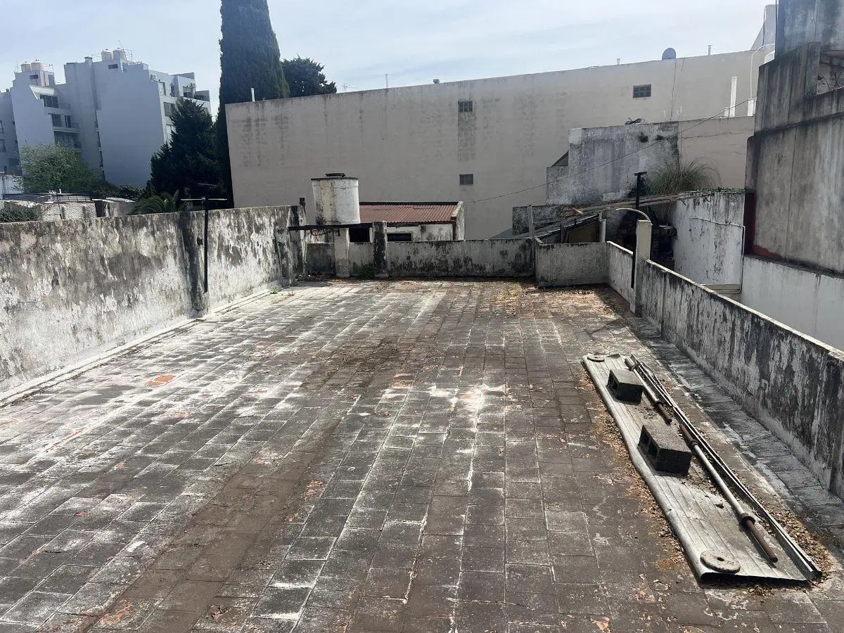 CASA A RECICLAR EN EXCELENTE TERRENO P/ DESARROLLO INMOBILIARIO MUY BUENA UBICACION - MONTE CASTRO 8