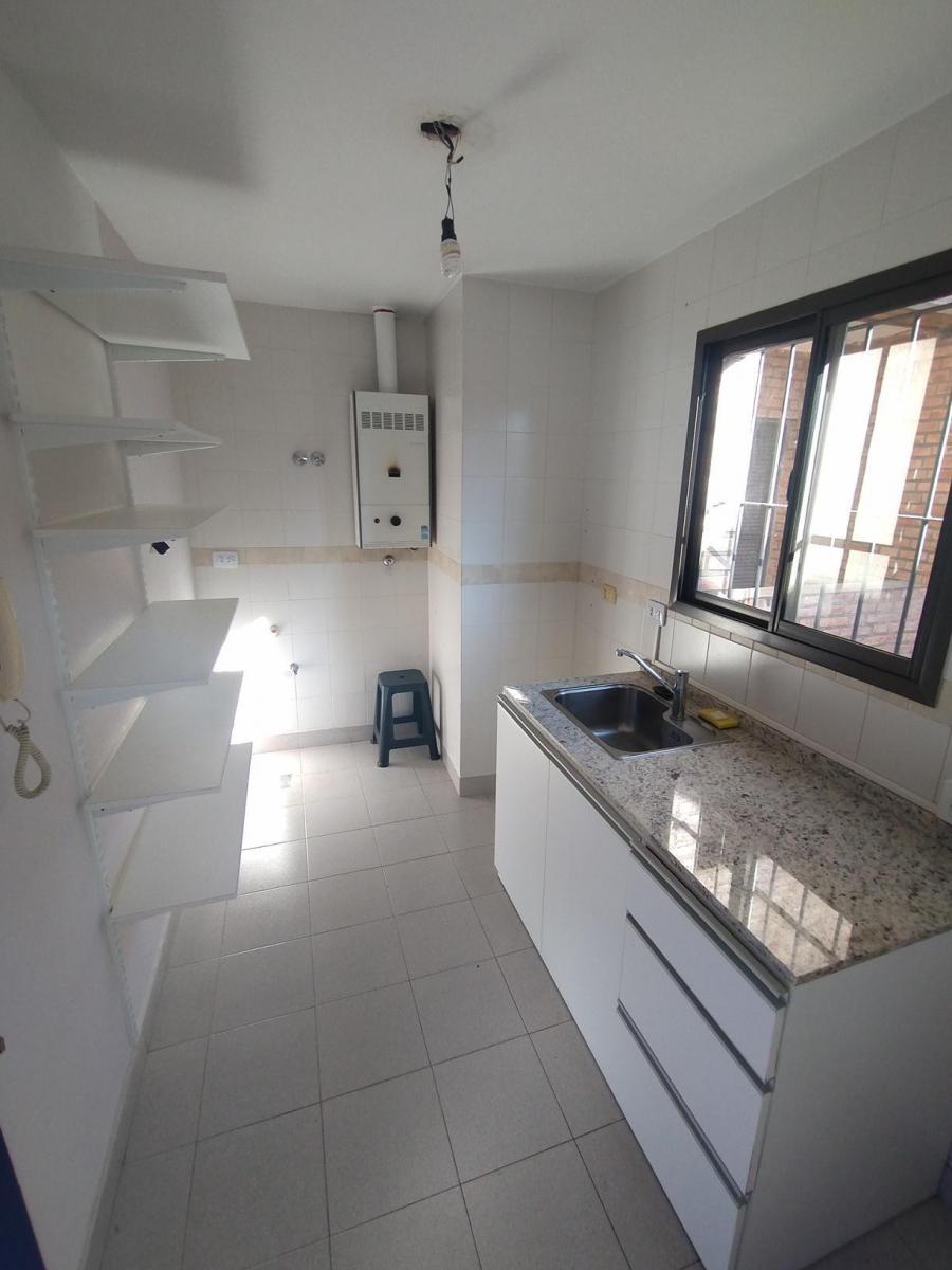 Barrio Sur - Departamento Al Frente en 1er Piso de 2 Dorm. 4