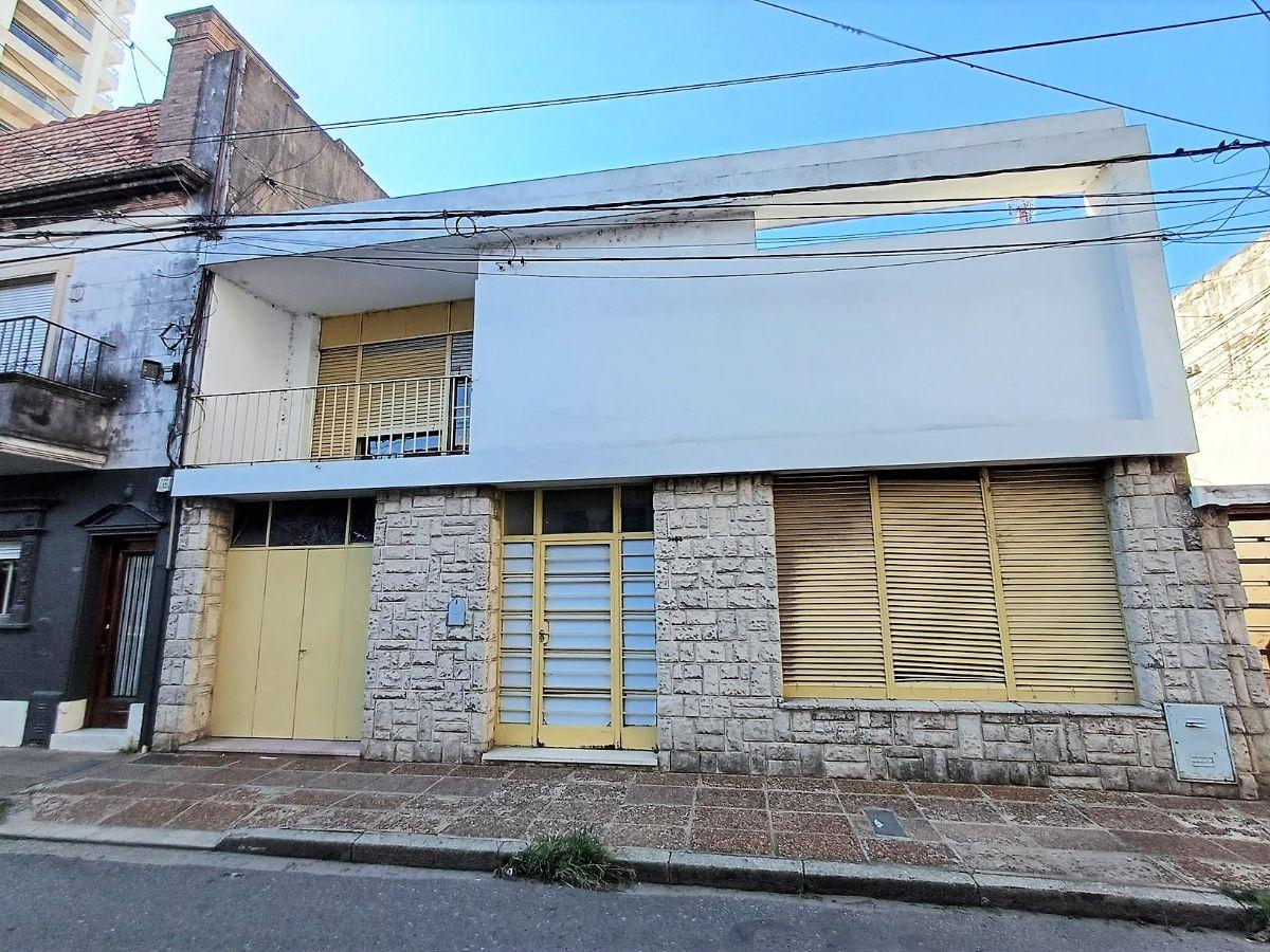 Casa centrica de 3 dormitorios al frente con cochera.