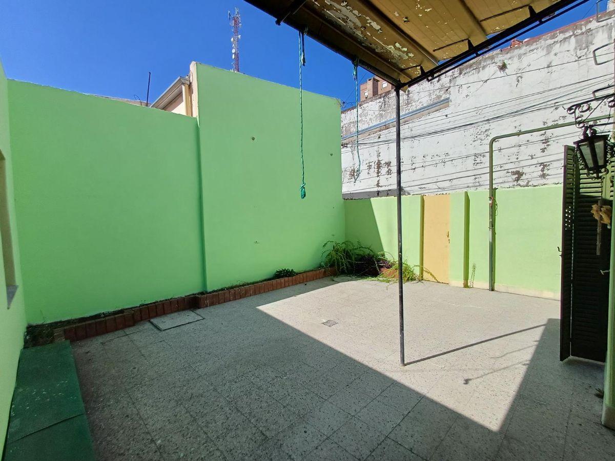 Foto de Casa céntrica de 3 dormitorios al frente con cochera, imagen 2