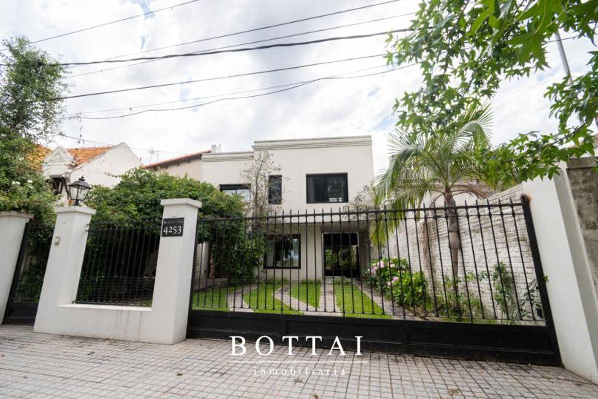 Foto de Espectacular casa en venta sobre costanera vieja con una vista única a, imagen 2