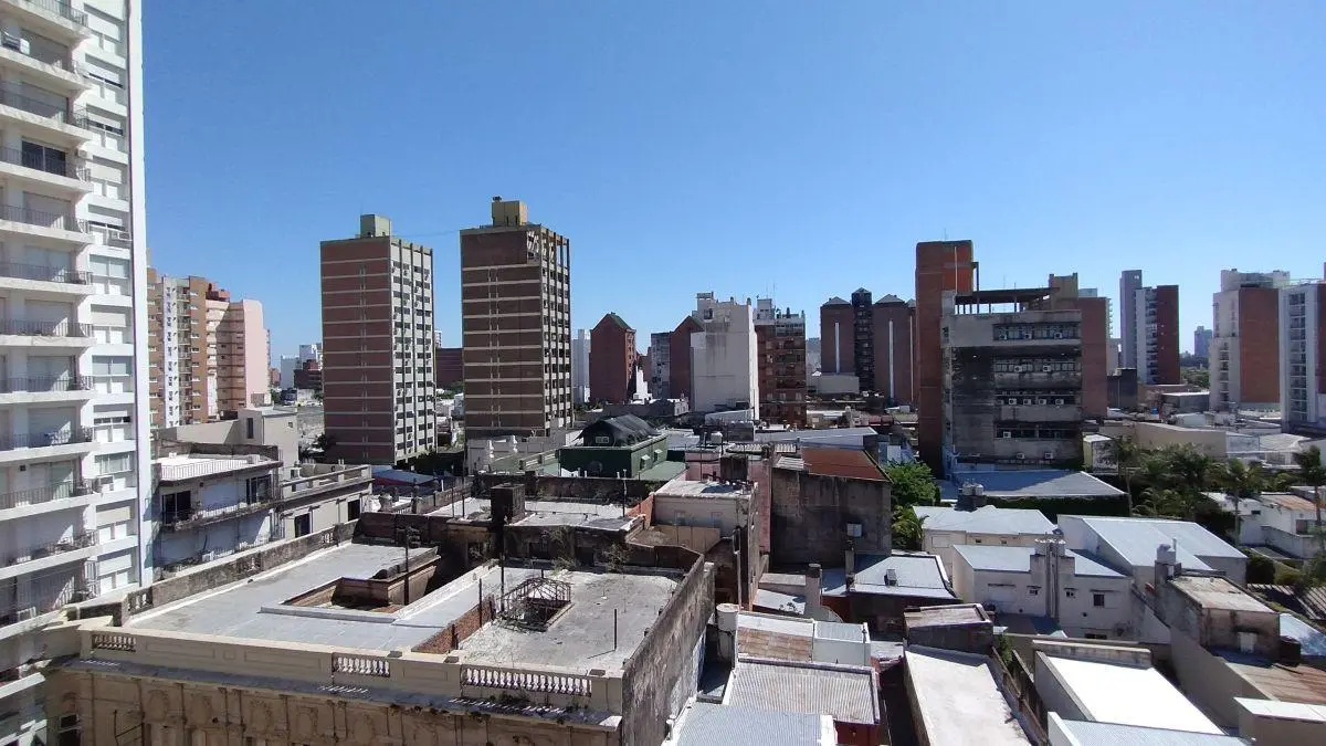 Departamento de 2 dormitorios al frente con cochera en barrio sur! 4