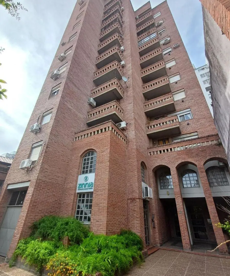 Departamento de 2 dormitorios al frente con cochera en barrio sur! 2