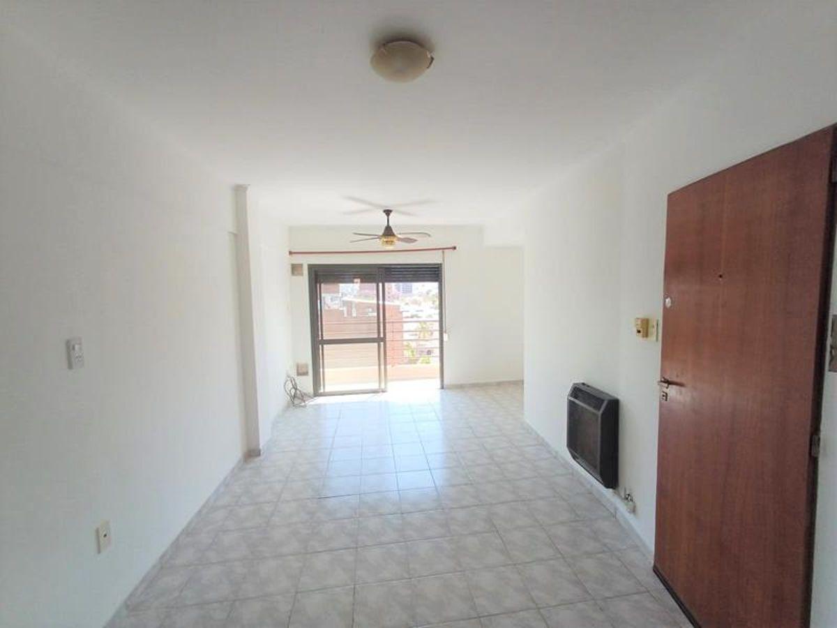 Foto de Centro: Semipiso al frente de 2 dormitorios con placares y cochera!!, estar-comedor, cocina-lavadero, imagen 1