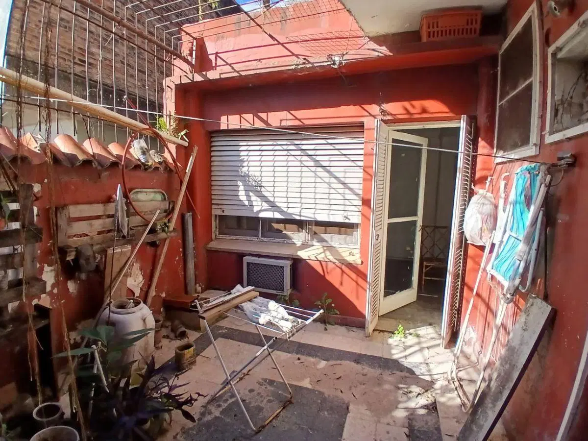 Oportunidad!! Casa en planta baja frente a Plaza!!! Living-comedor,baño, cocina, comedor/ garage, 2 2