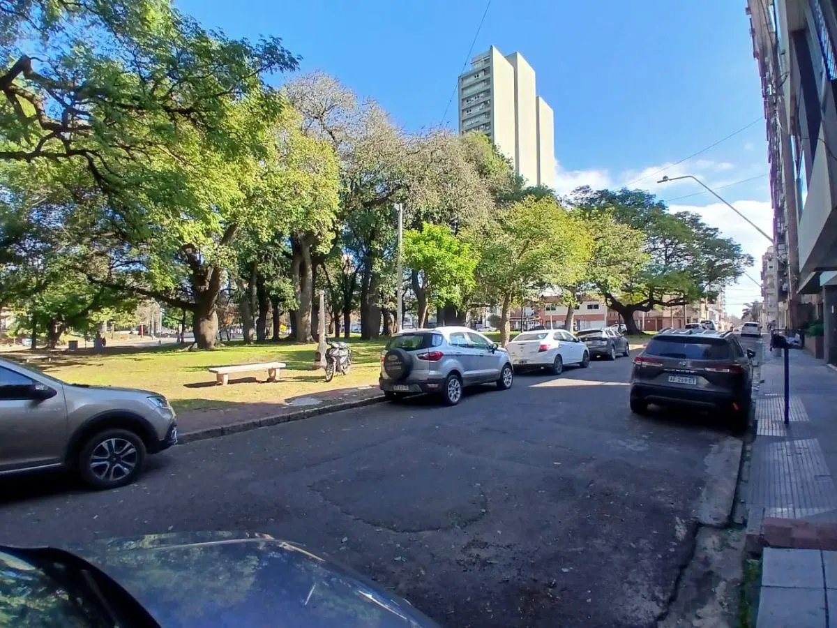 Oportunidad!! Casa en planta baja frente a Plaza!!! Living-comedor,baño, cocina, comedor/ garage, 2 5