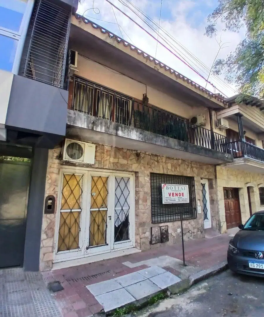Oportunidad!! Casa en planta baja frente a Plaza!!! Living-comedor,baño, cocina, comedor/ garage, 2 3