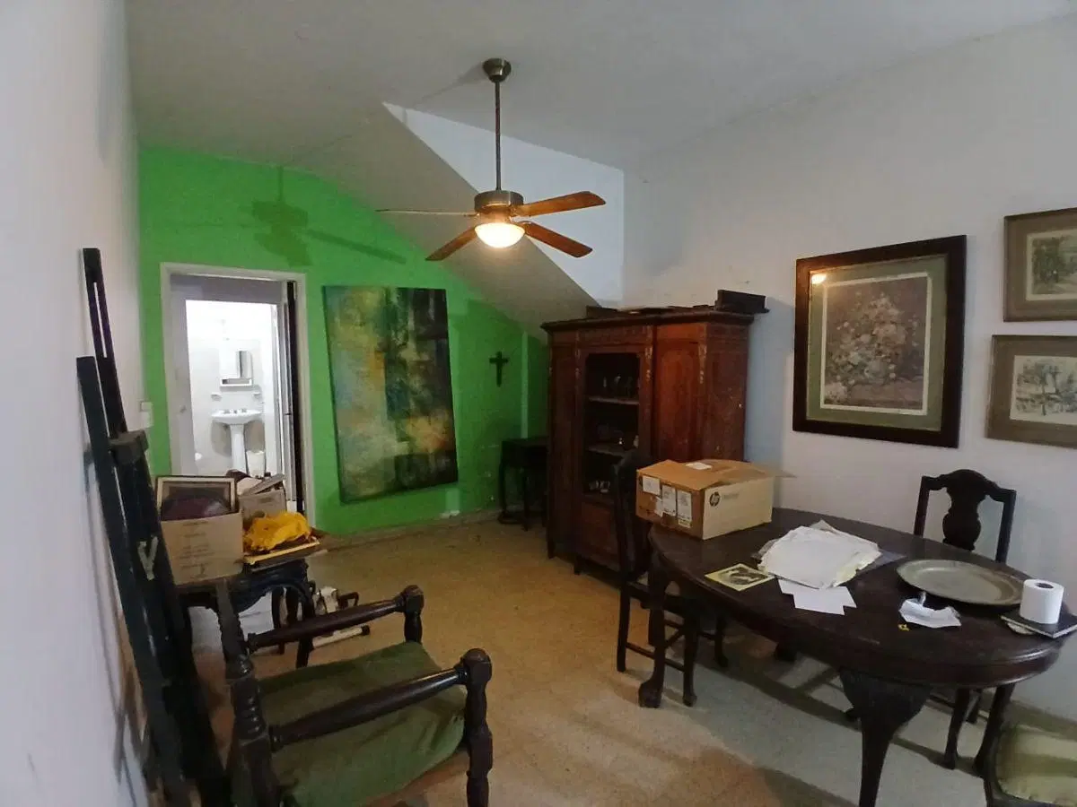 Oportunidad!! Casa en planta baja frente a Plaza!!! Living-comedor,baño, cocina, comedor/ garage, 2 4