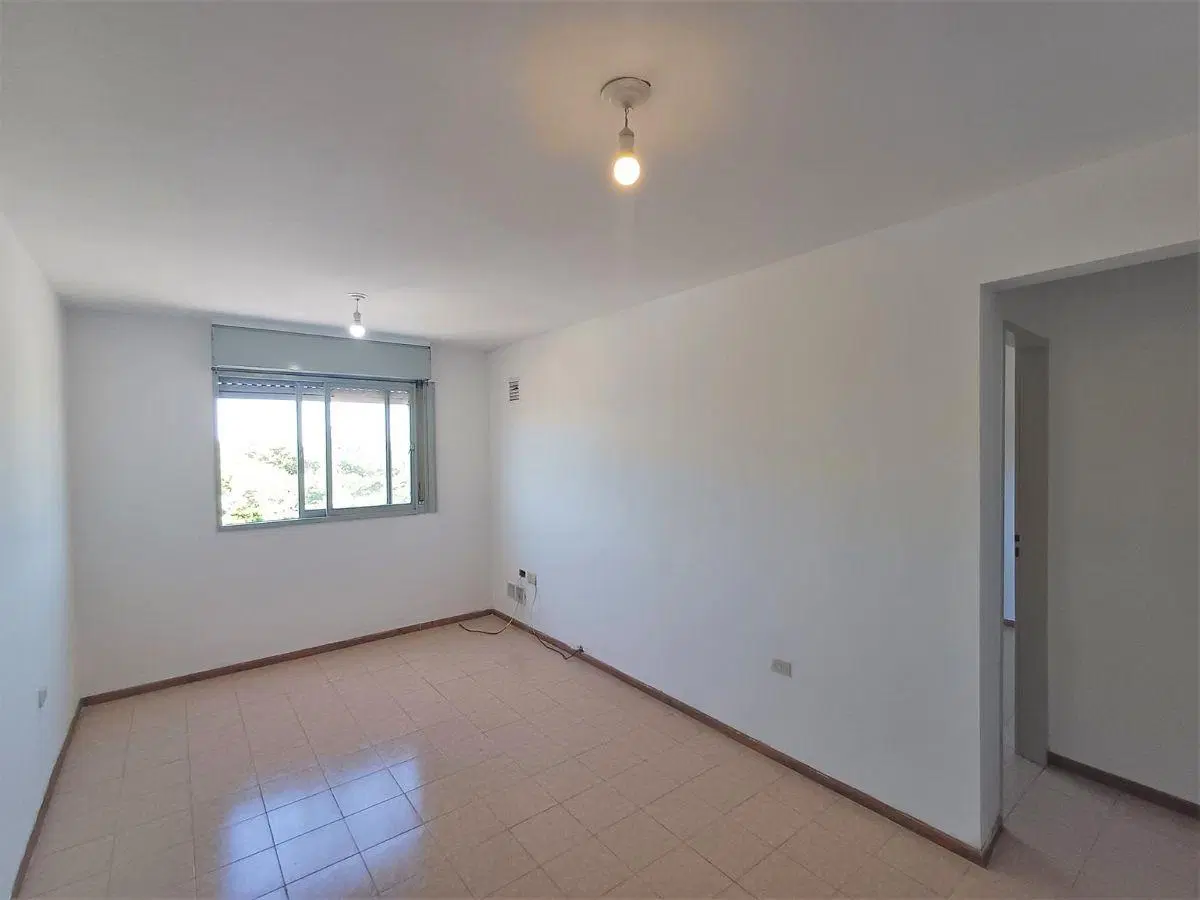 Zona Parque Garay- Club Unión: 2 dormitorios con placares, estar-comedor, cocina, baño y balcón.- 4