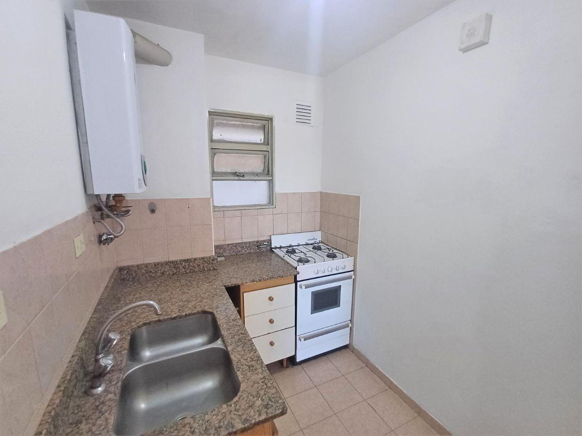 Foto de Zona Parque Garay- Club Unión: 2 dormitorios con placares, estar-comedor, cocina, baño y balcón.-, imagen 3