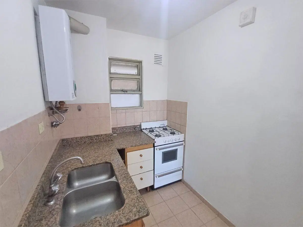 Zona Parque Garay- Club Unión: 2 dormitorios con placares, estar-comedor, cocina, baño y balcón.- 3