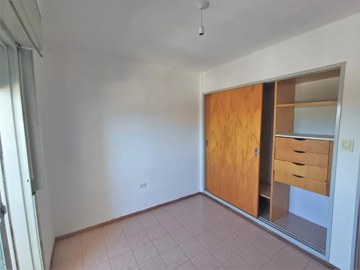 Zona Parque Garay- Club Unión: 2 dormitorios con placares, estar-comedor, cocina, baño y balcón.- 5