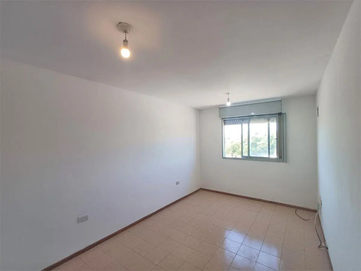 Zona Parque Garay- Club Unión: 2 dormitorios con placares, estar-comedor, cocina, baño y balcón.- 2