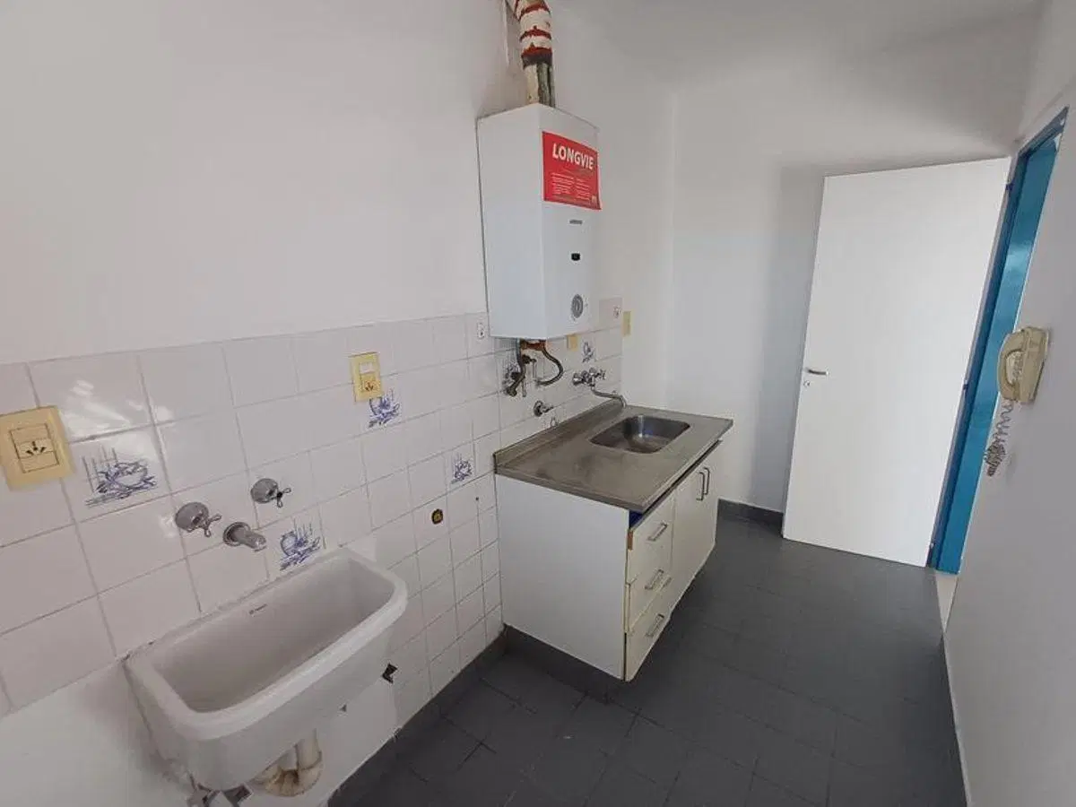 Zona Sur: 2 dormitorios, estar-comedor, cocina-lavadero y baño.- 4
