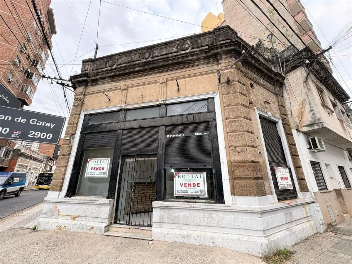 Local en esquina con baño y entrepiso. Superficie total cubierta 55 m2. (30 m2 en planta baja y 25 m 3