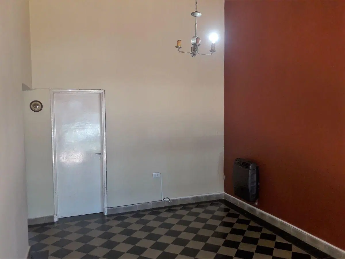 Casa en planta baja, zona colegio Verna! 2 dormitorios, living comedor, cocina, baño y patio. Alquil 2