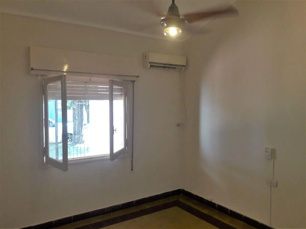 Casa en planta baja, zona colegio Verna! 2 dormitorios, living comedor, cocina, baño y patio. Alquil 4