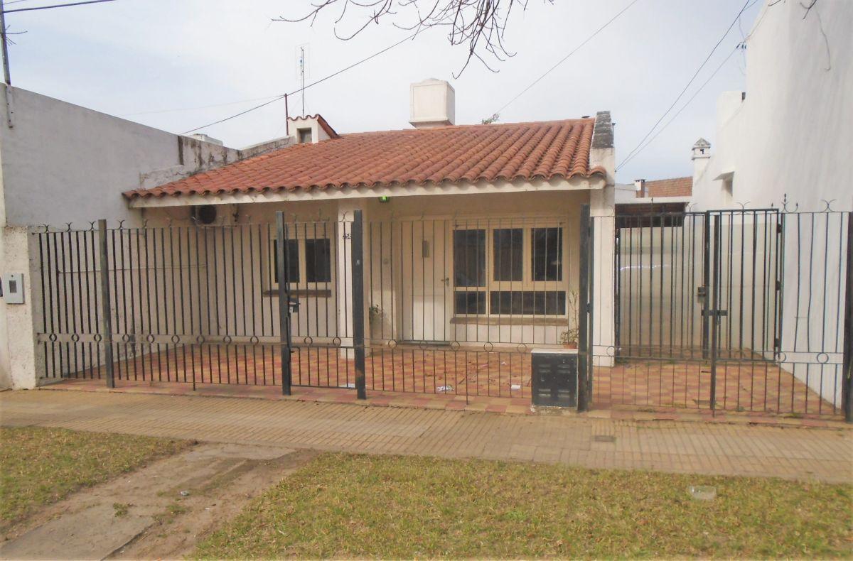 Casa en planta baja, zona colegio Verna! 2 dormitorios, living comedor, cocina, baño y patio. Alquil