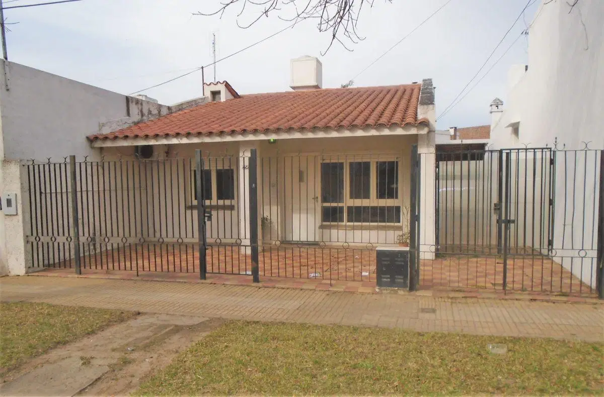 Casa en planta baja, zona colegio Verna! 2 dormitorios, living comedor, cocina, baño y patio. Alquil 5