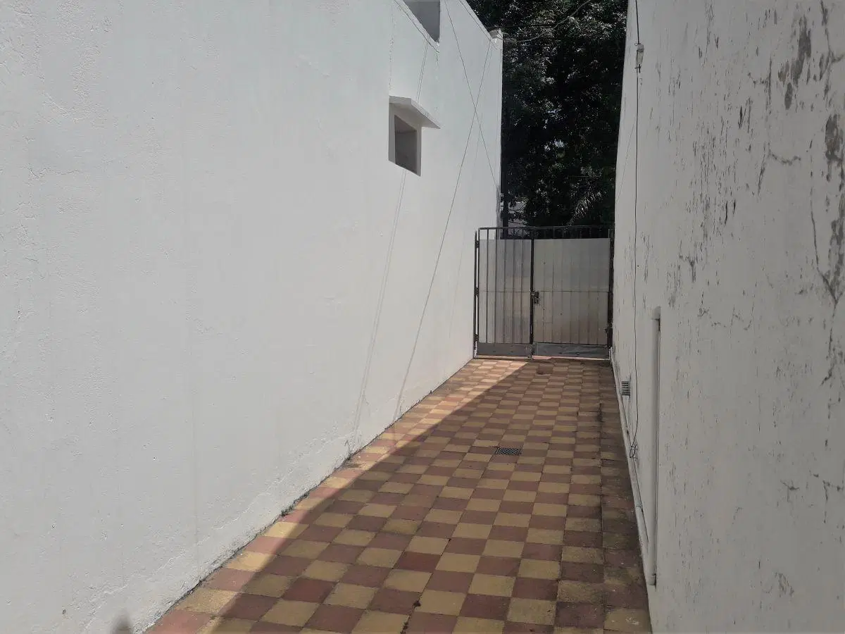 Casa en planta baja, zona colegio Verna! 2 dormitorios, living comedor, cocina, baño y patio. Alquil 3