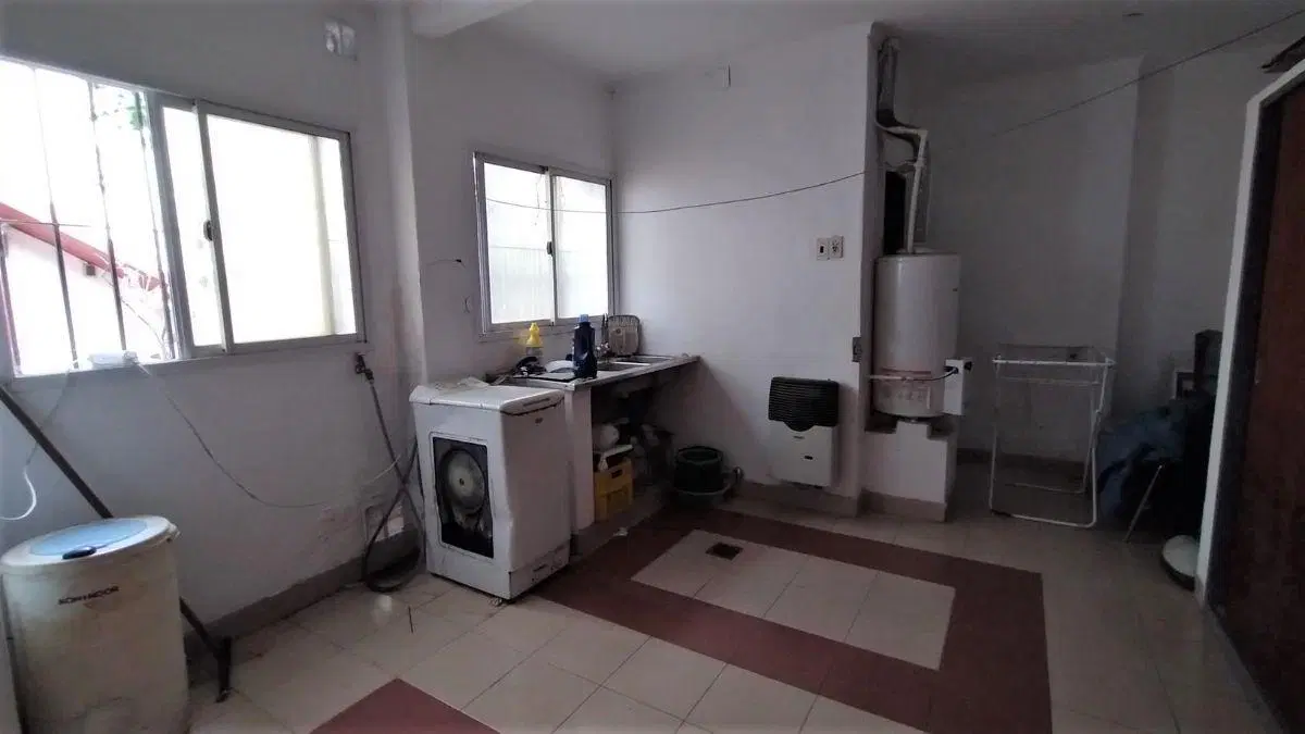 Casa el frente con buen terreno en el centro 1