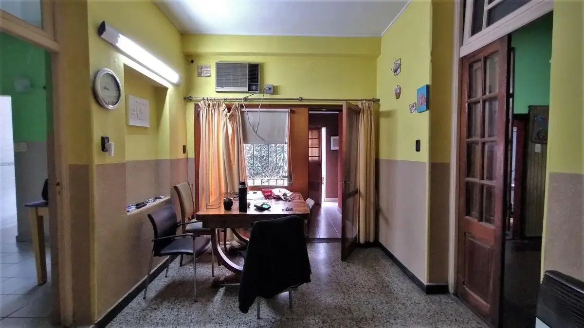 Casa el frente con buen terreno en el centro 3