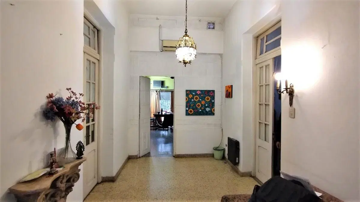 Casa el frente con buen terreno en el centro 2