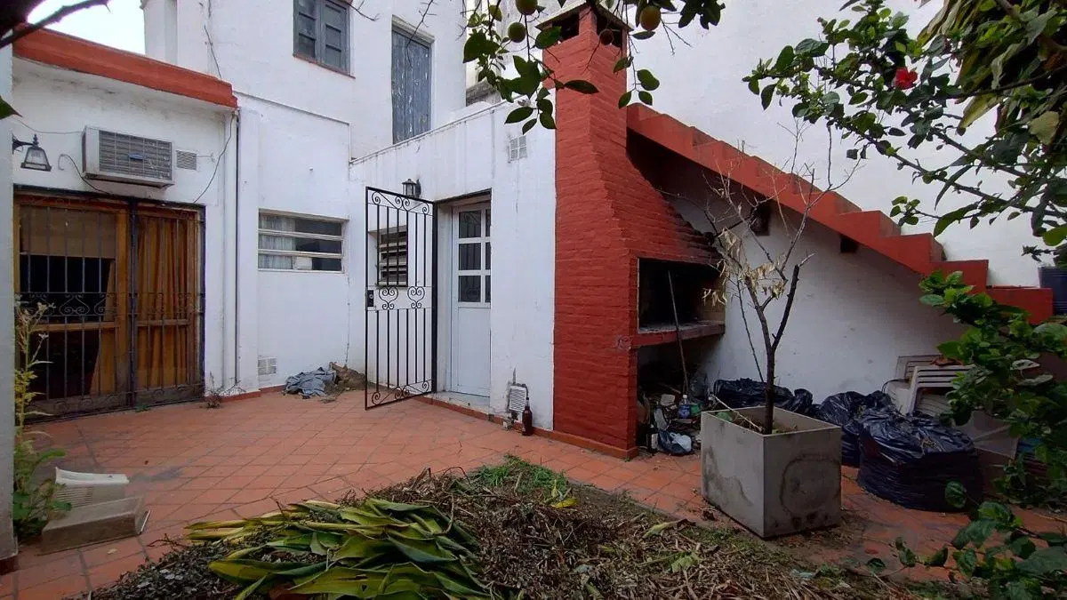 Casa el frente con buen terreno en el centro 5