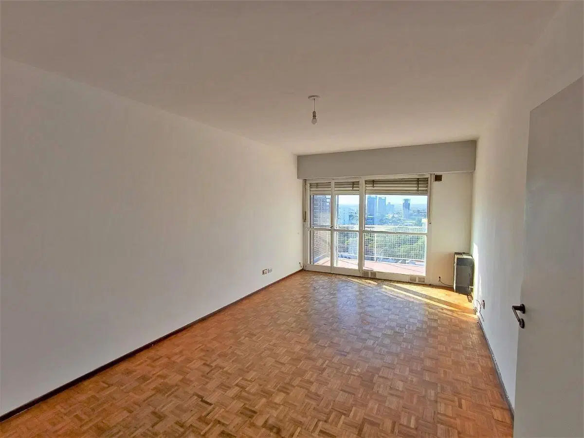 Departamento en venta de 2 dormitorios al frente sobre peatonal San Martín 3