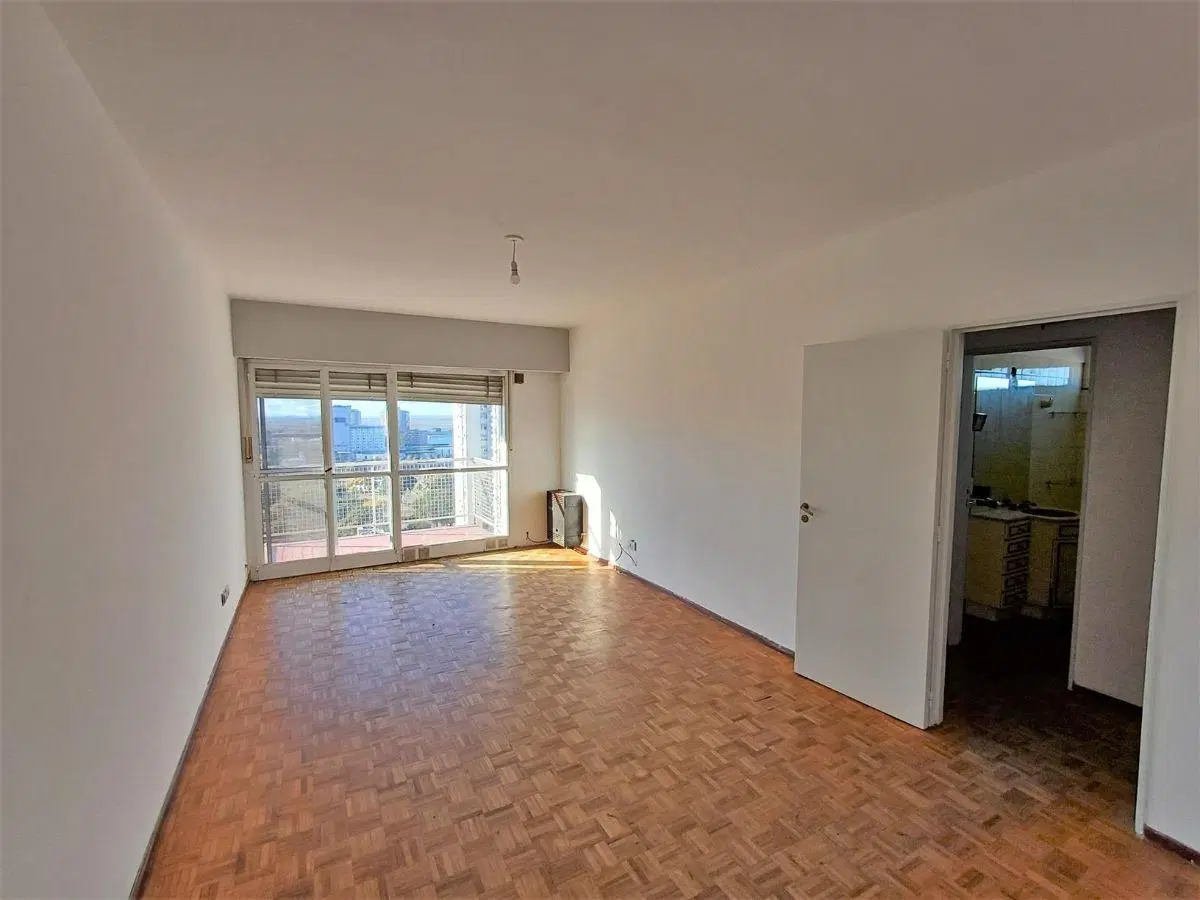 Departamento en venta de 2 dormitorios al frente sobre peatonal San Martín 8