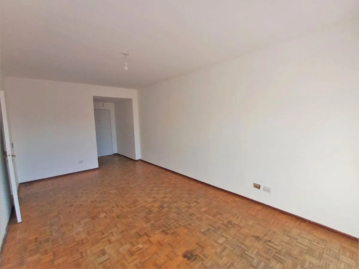 Departamento en venta de 2 dormitorios al frente sobre peatonal San Martín 5