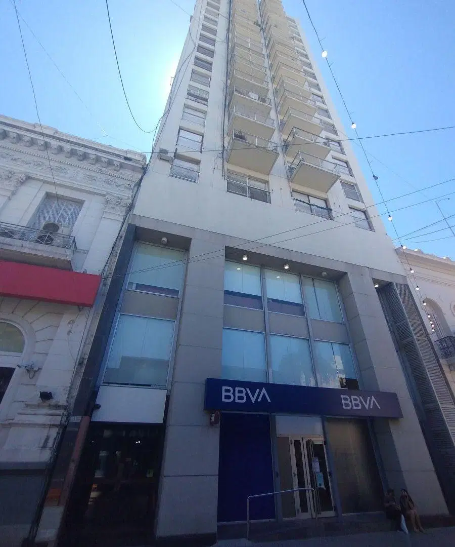 Departamento en venta de 2 dormitorios al frente sobre peatonal San Martín 2