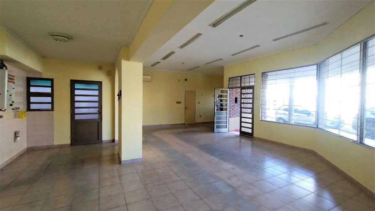 Local comercial en esquina estrategicamente ubicado con cochera. 1