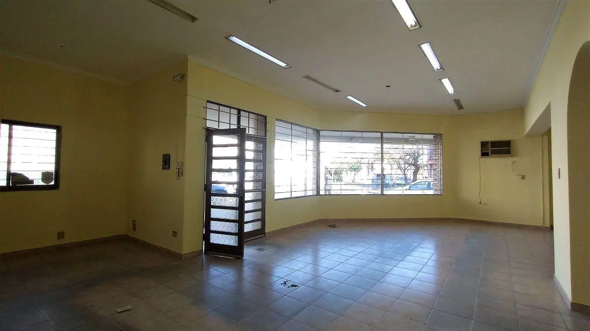 Local comercial en esquina estrategicamente ubicado con cochera. 3