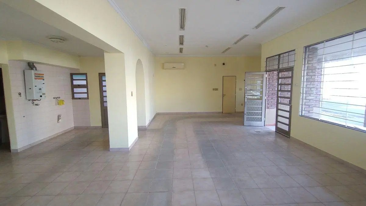 Local comercial en esquina estrategicamente ubicado con cochera. 5