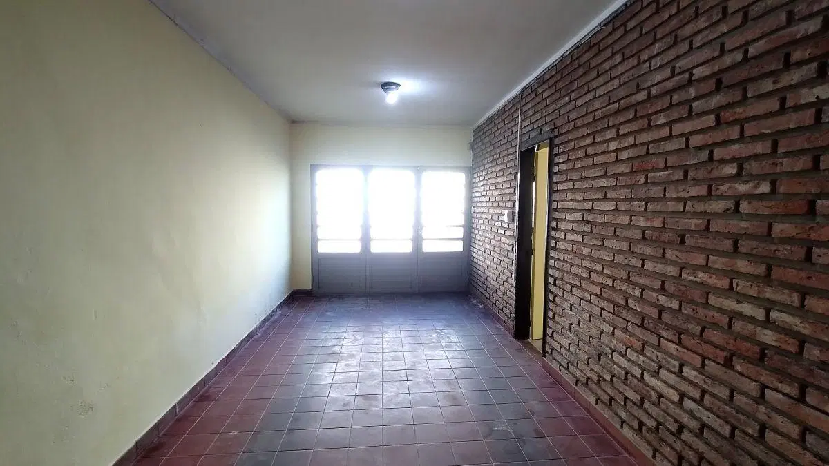 Local comercial en esquina estrategicamente ubicado con cochera. 8