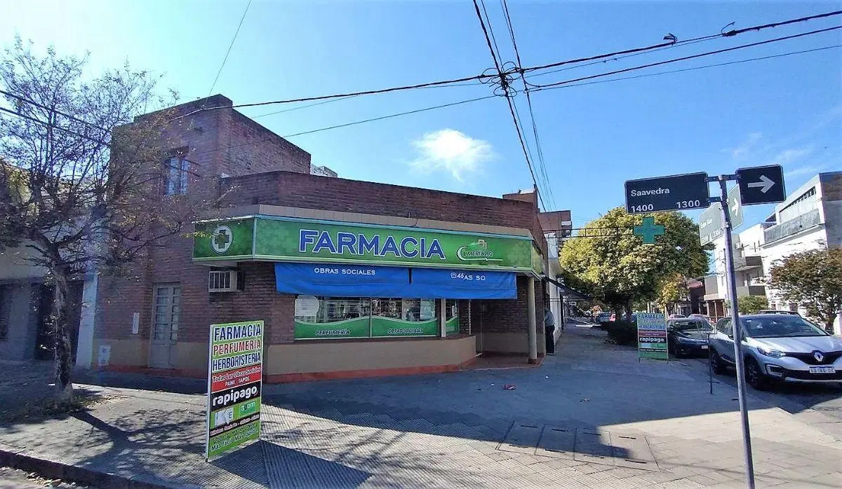Local comercial en esquina estrategicamente ubicado con cochera. 2