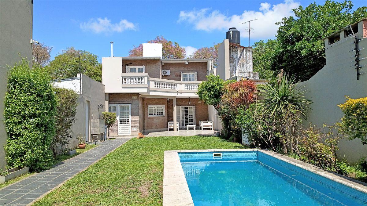 Foto de Casa de categoría de 4 dormitorios y gran terreno en venta en barrio, imagen 2
