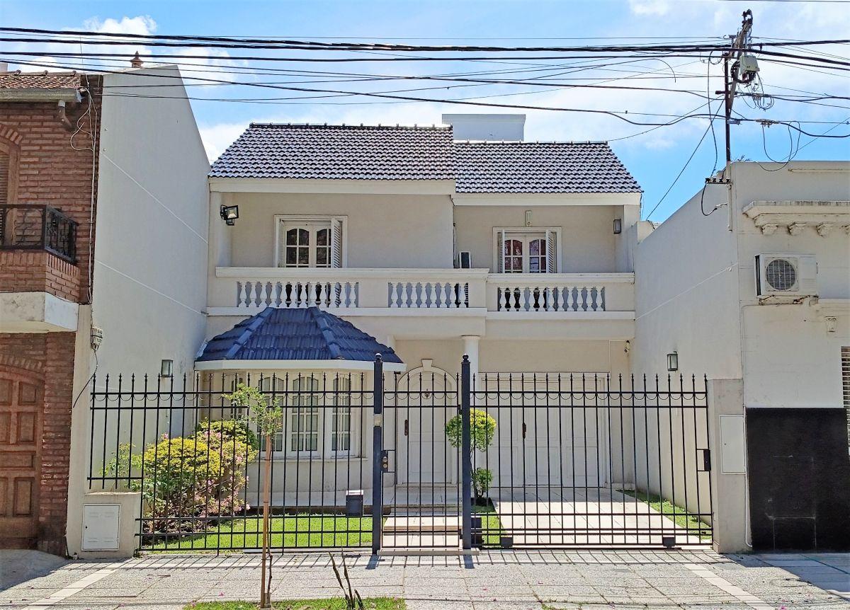 Casa de categoría de 4 dormitorios y gran terreno en venta en barrio sur!