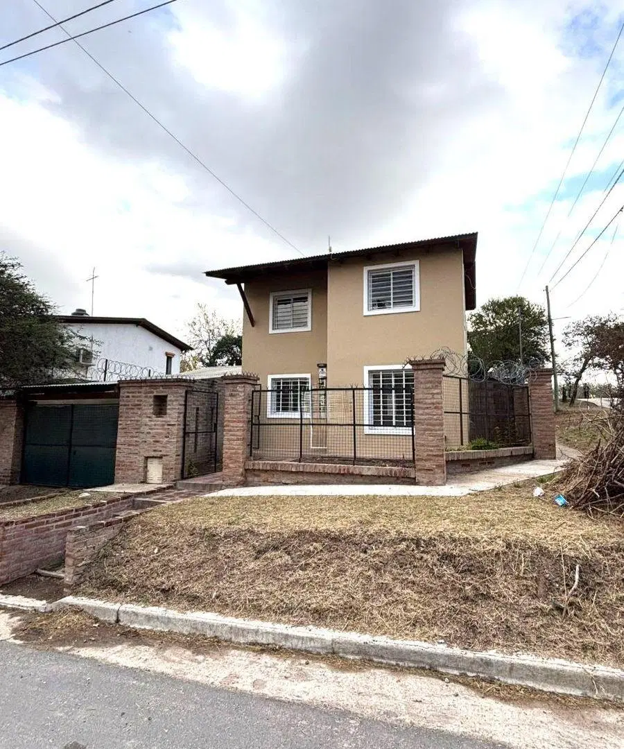 Alquilo Casa 2 dormitorios con Pileta en Villa Rivera Indarte 1