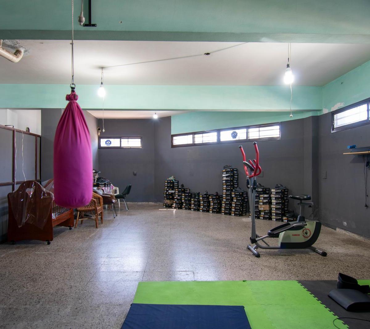 Galpón en Venta con Departamento en Planta Alta. 3