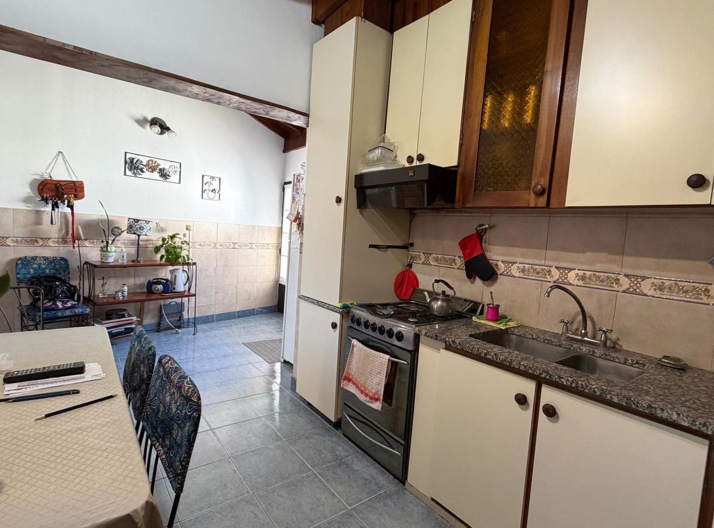 Foto de Chalet de 4 ambientes con entrada de autos, parque y quincho., imagen 4