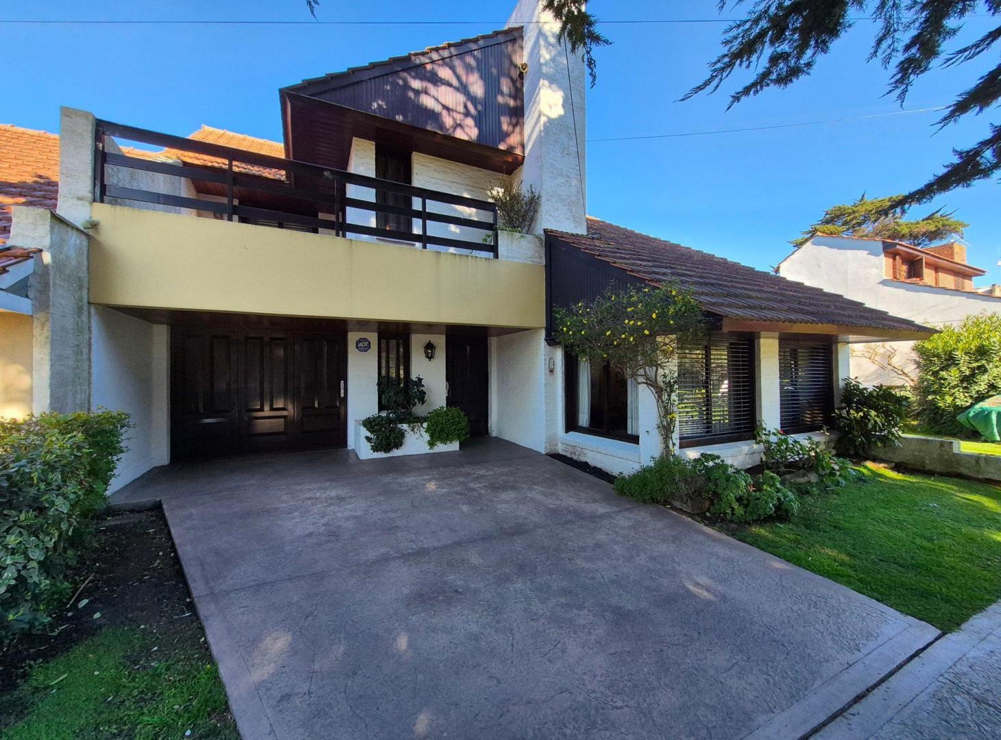 Foto de CHALET EN CONSTITUCION, DE 4 AMBIENTES CON GARAGE PARQUE Y QUINCHO, imagen 2