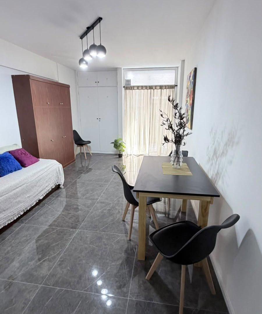 Foto de Departamento de 1 ambiente a la calle con balcón y vista lateral al mar, imagen 1