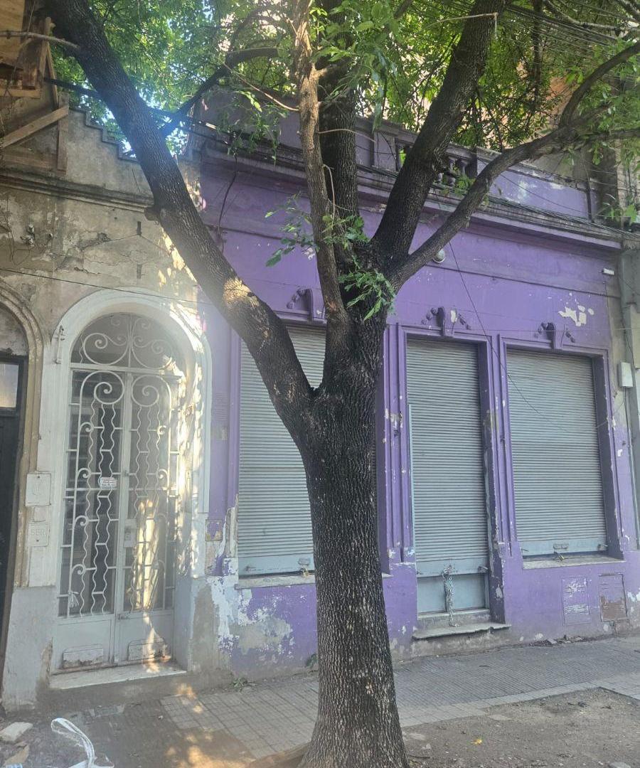 Amplia casa a reciclar en República de la Sexta.