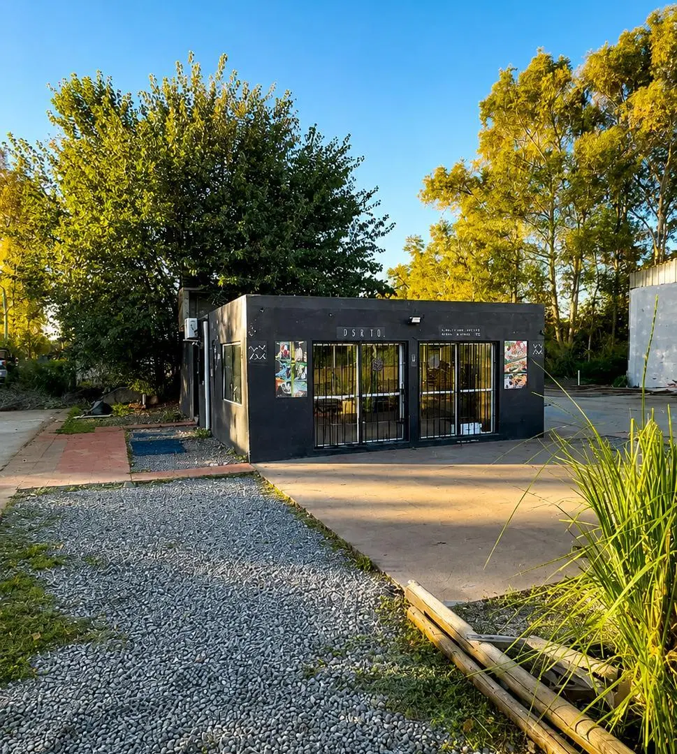 Alquilo GALPÓN + SALON + PREDIO Sobre Av. CAPDEVILA 5