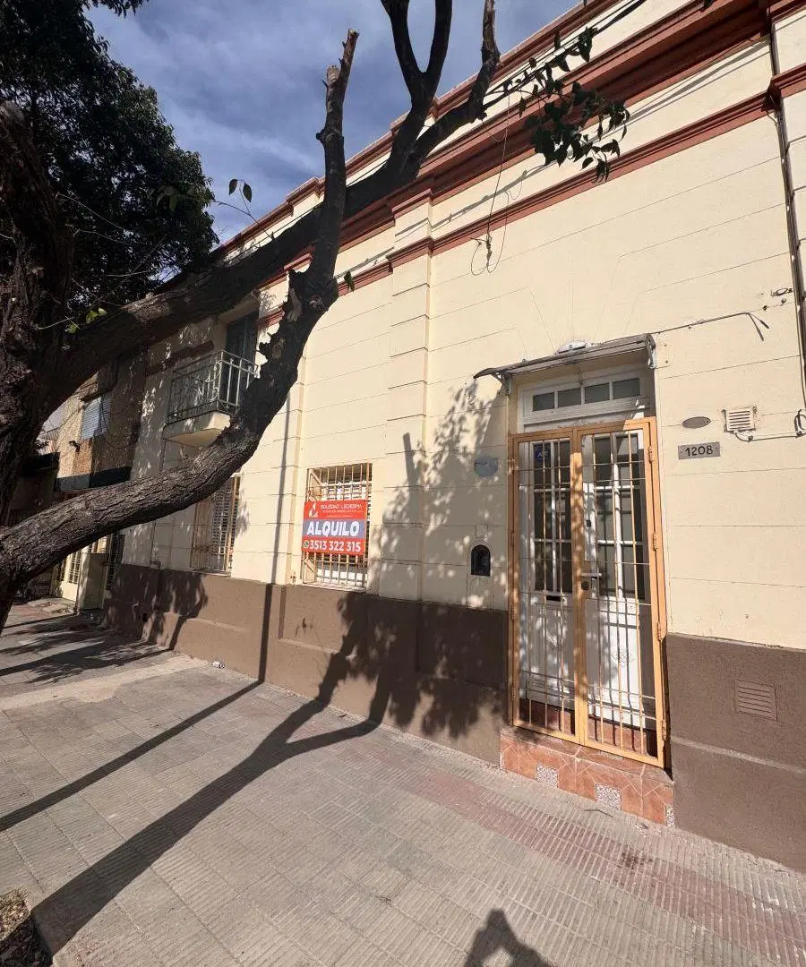 Alquilo casa a metros de Av. Alem 5