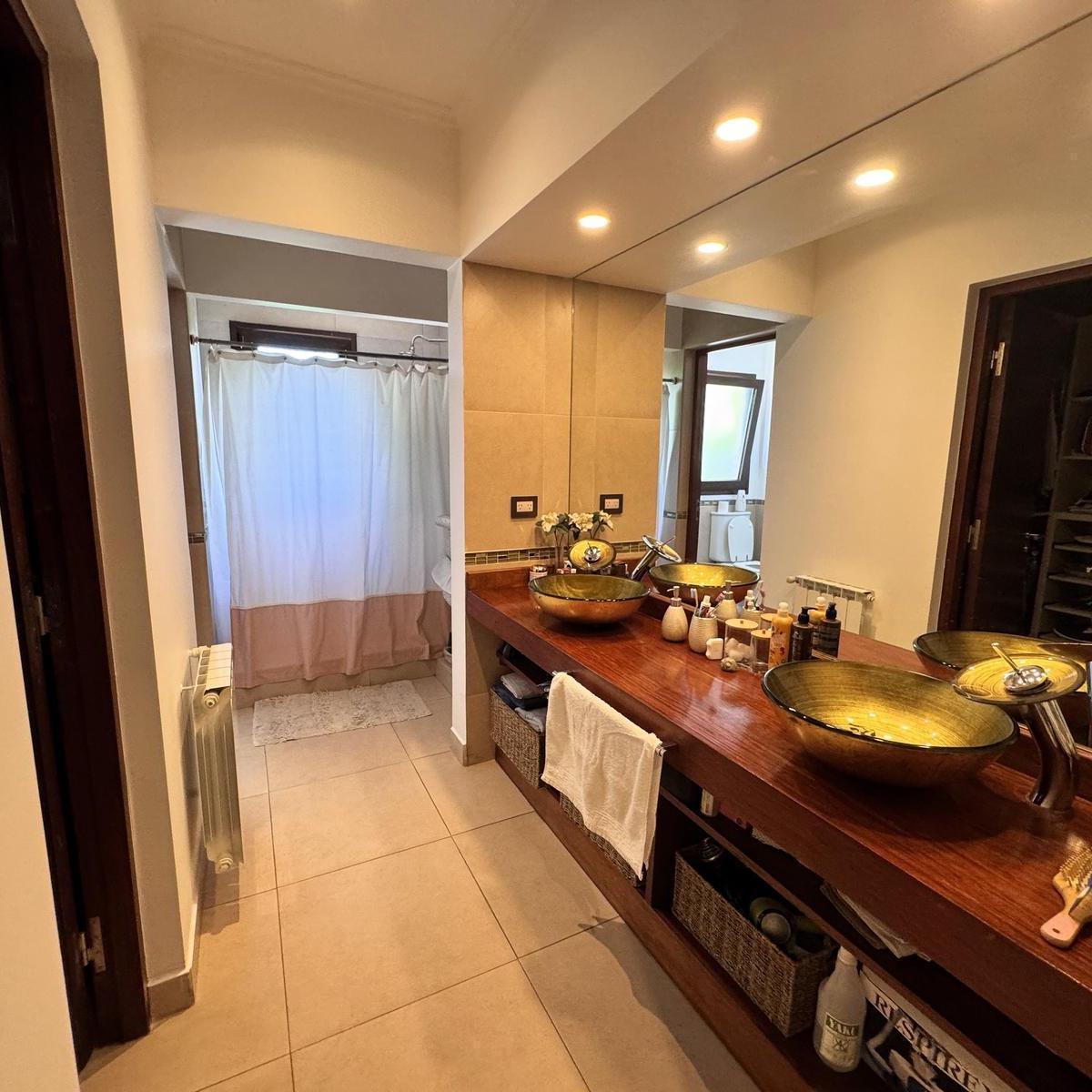 Casa en Venta de 8 Ambientes con Amplio Jardín y Piscina, Vaqueros 1
