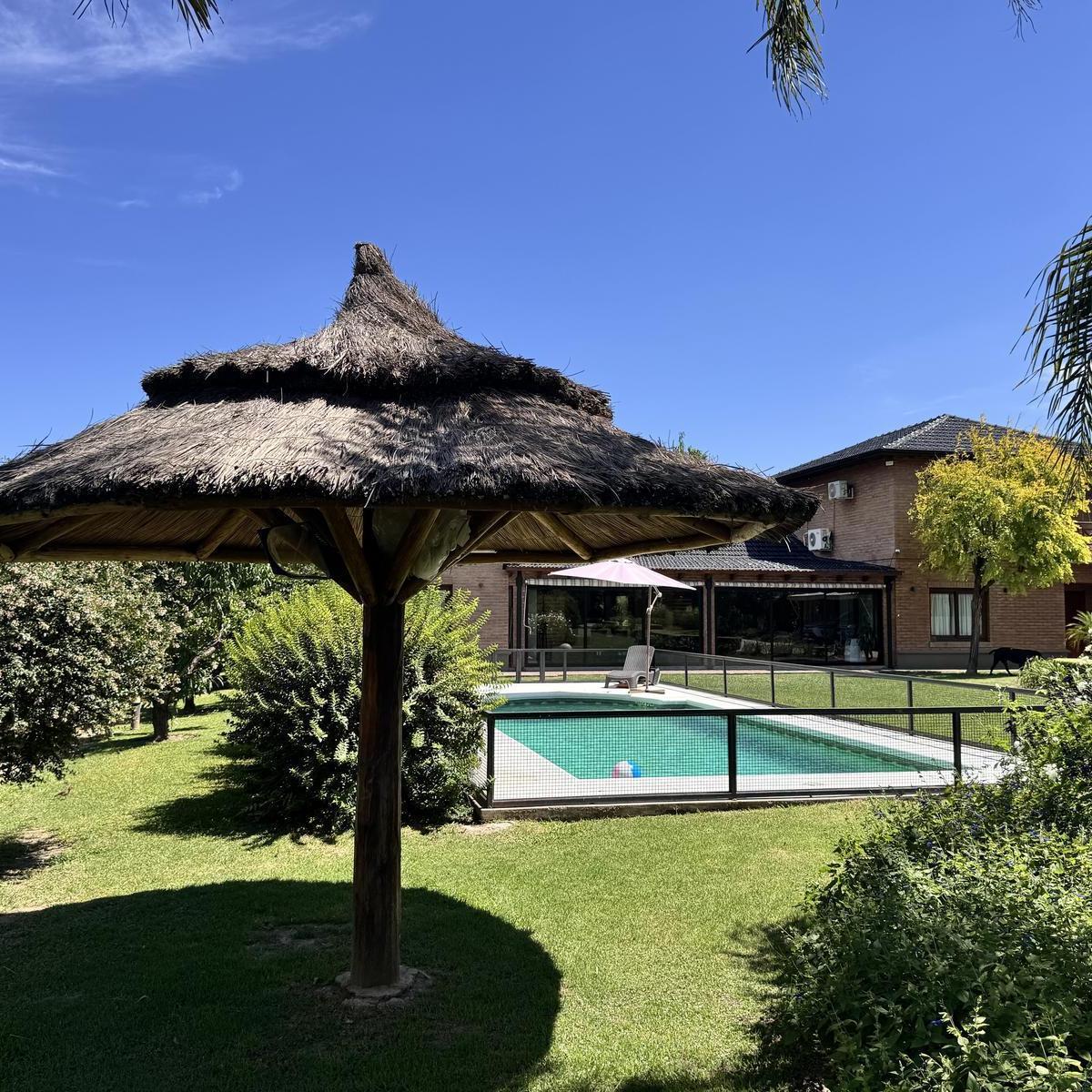 Casa en Venta de 8 Ambientes con Amplio Jardín y Piscina, Vaqueros 2