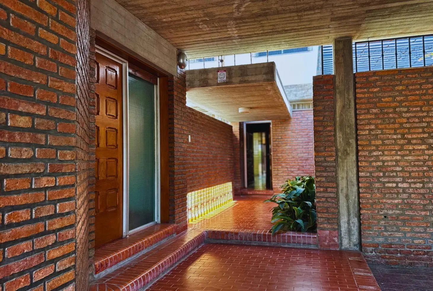 Casa en venta y/o alquiler uso comercial 7 hambientes Centro Salta Capital 2